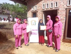 Dukung Pemilu 2024, Ketua Bhayangkari Ranting XIII Koto Kampar Berbagi Sembako Kepada Masyarakat Kurang Mampu