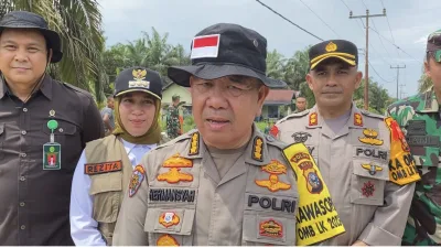 Arungi Banjir, Irwasda Polda Riau Salurkan Bantuan dan Cek Kesehatan Pengungsi di Inhu