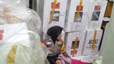 Terharu, Personil PAM TPS Polsek Perhentian Raja di Kunjungi Anak Balitanya Saat Bertugas