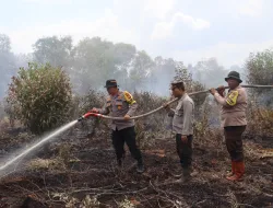 Kapolres Dumai Pimpin Pemadaman Karhutla di Tanjung Palas