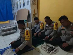 Selain Mengamankan Logistik Pemilu, Sholat Berjamaah Juga Menjadi Prioritas Petugas