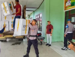 Pastikan Logistik Aman, Personil Polsek Perhentian Raja Goro Bantu Penurunan Logistik Pemilu 