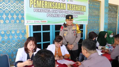 Pastikan Kondisi Kesehatan Personil Pengamanan TPS Pemilu 2024 dalam Keadaan Baik, Si Dokes Polres Pelalawan Lakukan Pemeriksaan Kesehatan