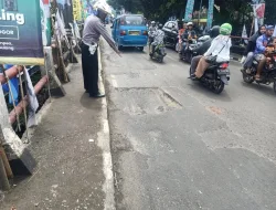 Pihak Polsek Ciampea dan Instansi Terkait Lakukan Pengecekan Kondisi Jalan Rusak Akibatkan Kemacetan Parah