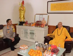 Kapolres Jakbar Tinjau Ibadah Imlek Di Vihara, Tokoh Agama Tionghoa Ikut Mendoakan Pemilu Aman Dan Damai