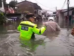 Kapolres Metro Tangerang Kota Pantau Lokasi Banjir, Dipastikan Logistik Pemilu Aman