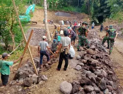 Warga Bercucuran Keringat Di Hadapan TNI