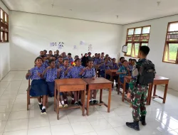Satgas Pamtas Yonif 407/PK Laksanakan Giat Jadi Tenaga Pendidik Di Sekolah