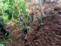 Kurang Lebih 100 Personel Terlatih Menyerbu Perkampungan Warga