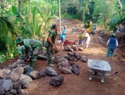 TNI dan Warga Saling Kejar Gunakan Batu di Bukit Catu