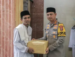 Jumling di Masjid Al-Amin, Kapolres Metro Tangerang Kota Serahkan Cindra Mata