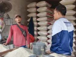 Pantau Harga Beras Bhabinkamtibmas Wilayah Hukum Polsek Gunung Putri di Pasar Wanaherang