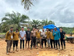 Personil Polsek Kuantan Mudik Kawal Logistik Pemilu 2024 Lewati Jalur Ekstrem
