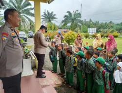 Polisi Bukan Lagi Menakutkan Bagi Anak, Puluhan Anak UPT TK Negeri Pembina 01 Kunjungi Mapolsek XIII Koto Kampar