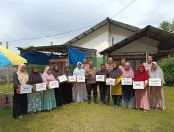 Jum’at Berkah, Polsek Bukit Raya Bagikan 15 Paket Sembako Untuk Warga