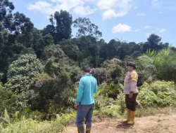 Bhabinkamtibmas Desa Balung Bersama Masyarakat Peduli Api Laksanakan Patroli dan Sosialisasi Karhutla