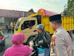 Polsek Limapuluh Bagikan Takjil Gratis Kepada Pengendara