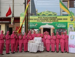 Bhayangkari Cabang Pelalawan Berbagi Takjil Gratis Kepada Pengguna Jalan Lintas Timur