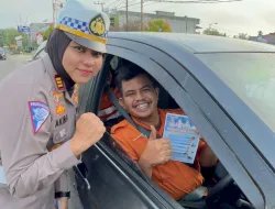 Satlantas Polres Pelalawan Apresiasi Pengendara Sepeda Motor Taat dan Tertib Dalam Berlalu Lintas