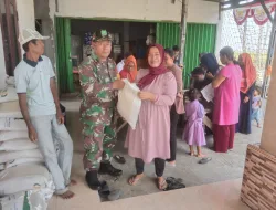 Babinsa Dampingi Pendistribusian Bantuan Beras