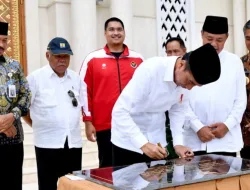 Presiden Jokowi Salat Jumat dan Resmikan Masjid Agung Madaniyah