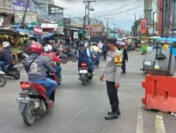 Personil Wilayah Hukum Polsek Citeureup Lakukan Giat Gatur Monitoring Arus Lalu Lintas Di Pasar Citeureup