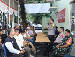 Kapolres Jaksel Bagikan Sembako Dan Ajak Masyarakat Jaga Kamtibmas Saat Ramadhan