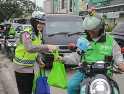Ramadhan Berkah, Polisi Bagikan Takjil Berbuka Puasa di Tangerang
