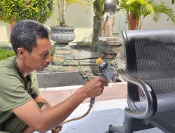 Perbaikan Fasilitas, WBP Rutan Bangil Kanwil Kemenkumham Jatim Lakukan Pengecatan Kursi Tunggu