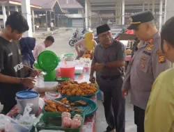 Ciptakan Suasana Aman, Kapolsek XIIII Koto Kampar Tinjau Pasar Takjil di Desa Koto Tuo