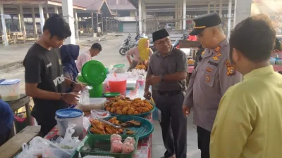 Ciptakan Suasana Aman, Kapolsek XIIII Koto Kampar Tinjau Pasar Takjil di Desa Koto Tuo