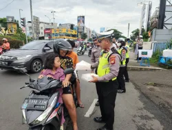 TEBAR KEBAIKAN DAN KEPEDULIAN SAAT RAMADHAN, SATLANTAS PORLES METRO DEPOK BERBAGI TAKJIL RAMADHAN SAMBIL MEMBERI IMBAUAN