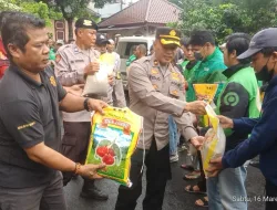 Polres Metro Jaksel Bagikan Sembako Ke Ojol dan Anak Yatim di Bulan Ramadhan