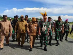 Kasdam XVII/Cenderawasih dan Danrem 172/PWY Diterima Dandim 1715/Yahukimo dan Forkopimda di Bandara Nop Goliat Dekai untuk Penutupan TMMD ke-119