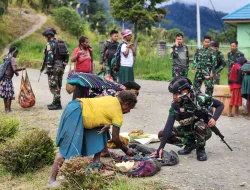 Hari Pasar di Intan Jaya Telah Tiba, Satgas 330 Borong Hasil Bumi Milik Warga