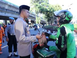 Ramadhan Berkah Kapolsek Mampang Bagi-Bagi Takjil