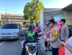 Polsek Duren Sawit Bersama Bhayangkari Bagikan Takjil