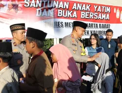 Peduli Dan Berbagi, Polres Jakbar Bersama Polsek Kalideres Bagikan 250 Takjil dan Santunan 150 Anak Yatim