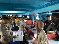Polsek Kawasan Pelabuhan Bagikan 100 Takjil Gratis di Area Pelabuhan Sungai Duku