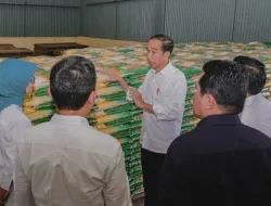 Tinjau Bulog Kampung Melayu Singkawang, Presiden Jokowi Serahkan Bantuan Pangan
