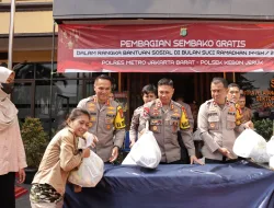 Tebar kebaikan Polres Metro Jakarta Barat dan Polsek Kebon Jeruk Bagikan 350 Paket Sembako Gratis