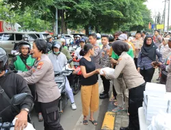 Ratusan Pengendara Sepeda Motor di Hentikan Oleh  Polisi Untuk Berbagi Takjil