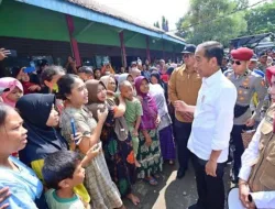 Kunjungi Posko Terdampak Banjir Presiden Jokowi Sapa Masyarakat Demak