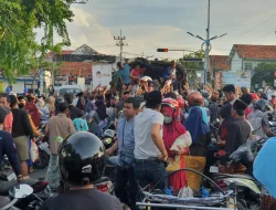 Aba Idi Didampingi Ibu Hj. Mimin Hariyati, Beserta Tim Mengelilingi Kota Sampang, Untuk Membagikan Ribuan Paket Sembako