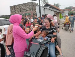 Polsek Rumpin dan Bhayangkari Bagikan Takjil di Jalan Raya Rabak Kecamatan Rumpin