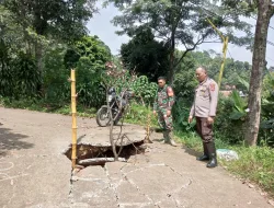 Anggota Polsek Sukamakmur Cek Lokasi TKP Adanya Pergeseran Tanah Desa Cibadak Kecamatan Sukamakmur