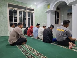 Personil Wilayah Hukum Polsek Cisarua Laksanakan Giat Shalat Subuh Berjamaah Bersama Warga Masyarakat Wujud Sinergitas Terjalin Baik