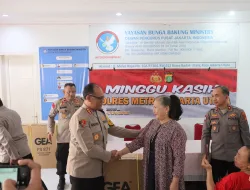 Minggu Kasih di Rumah Panti Jompo, Kapolres Metro Jakut Serahkan Kursi Roda