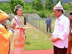 Ketua Adat dan Masyarakat Sambut Presiden Jokowi, Diberikan Topi khas Adat Banggai