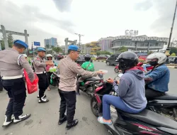 Menjelang Berbuka Puasa Si Propam Polres Bogor Berbagi 100 Takjil Kepada Masyarakat